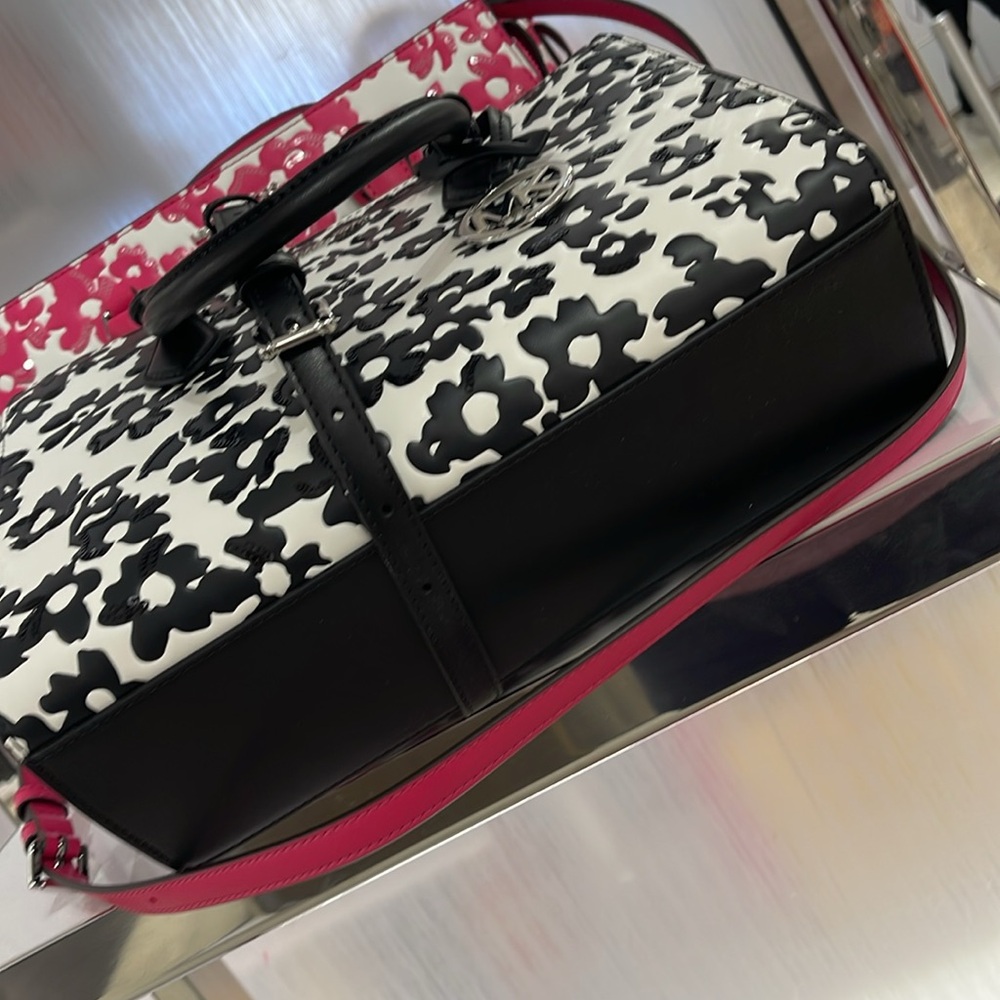 Michael Kors Sheila Medium Sequined Floral Print CZ Satchel
Black
NWT - Picture 8 of 16